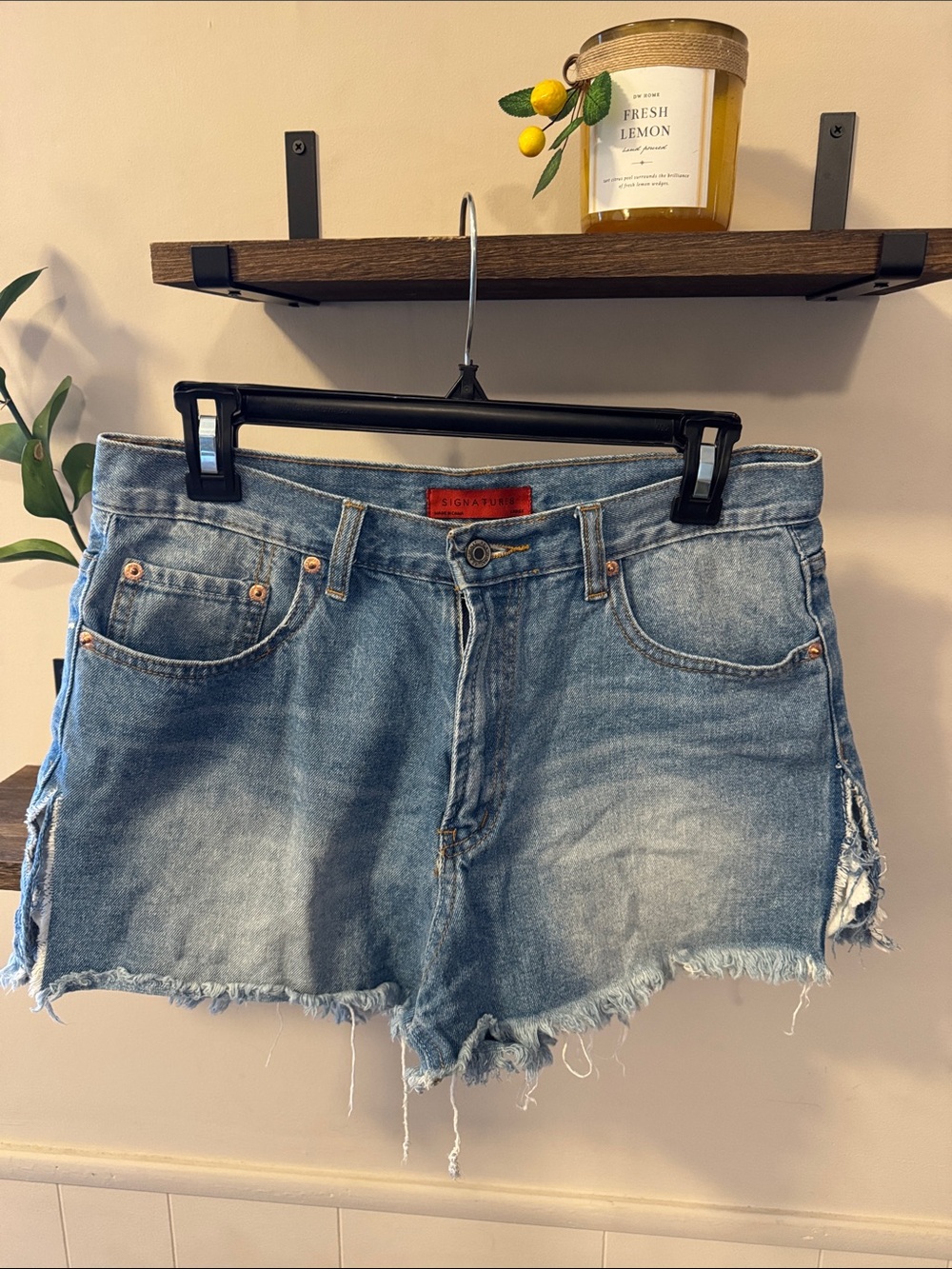 Signature 8 Denim Frayed Hem Women's Shorts - Light Blue Size Large